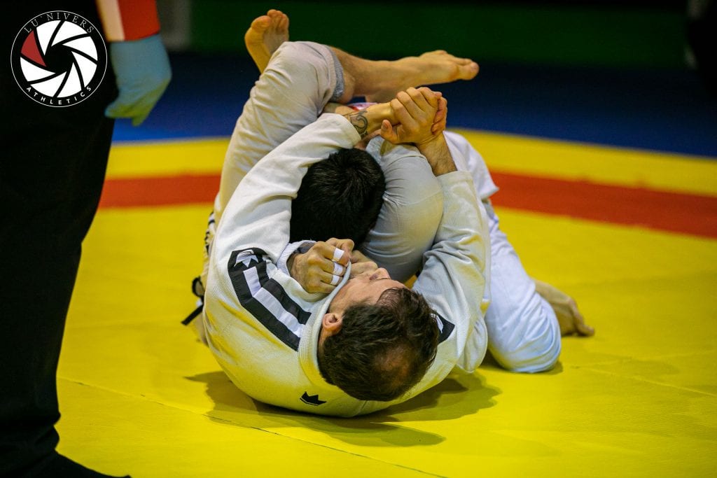 Triangle Choke, one of the Jiu Jitsu moves white belts should learn first | Jiu Jitsu Legacy